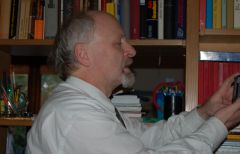 A. Weinert forscht (sucht ein Buch) -> publication 3